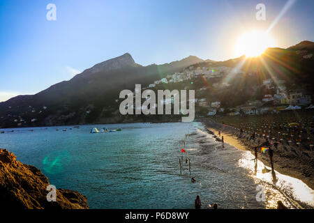 Vietri sul Mare estate spiaggia vista tramonto sulle montagne con persone e colorato aquilone Tyhrrenian vicino mare. Costiera Amalfitana. Sud Italia Foto Stock