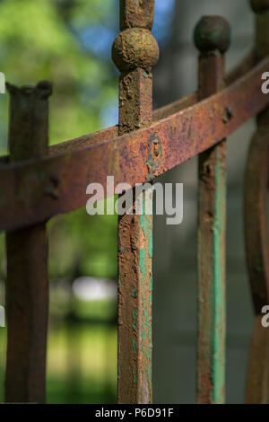 Molto vecchio recinto metallico.Close-Up Foto Stock