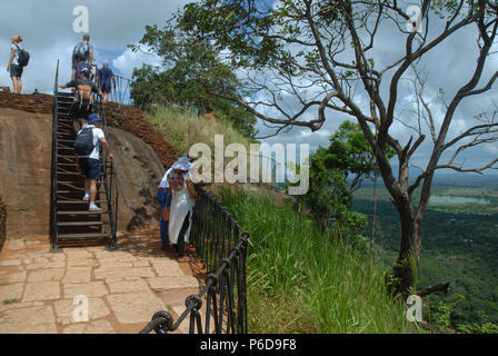 La passeggiata fino alla cima della fortezza di Sigiriya Rock lungo la scogliera, Sigiriya, Provincia Centrale, Sri Lanka. Foto Stock