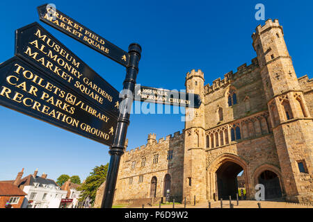 Abbazia di Battle Gatehouse, e signpost. Foto Stock