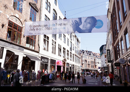Copenhagen, Danimarca - 27 Giugno 2018: un banner pubblicitario al di sopra del Stroget street per la Copenhagen Jazz Festival nel mese di luglio 6-15 2018. Foto Stock