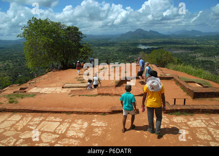 Turisti in cima alla fortezza di Sigiriya Rock, Sigiriya, Provincia Centrale, Sri Lanka. Foto Stock