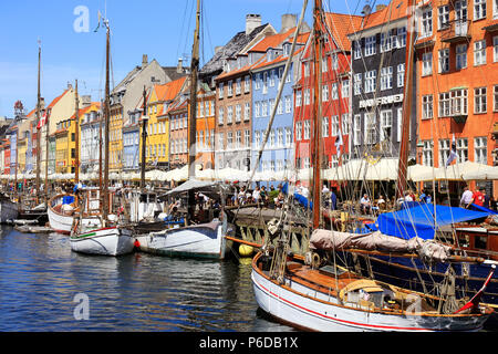 Copenhagen, Danimarca - 27 Giugno 2018: vista del porto di Nyhavn distretto con i suoi edifici colorati. Foto Stock
