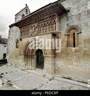 PALENCIA. MOARVES DE OJEDA. La Iglesia de San Juan Bautista. FACHADA. ARTE ROMANICO , SIGLO XII. Foto Stock