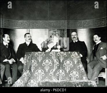 PARDO BAZAN , EMILIA. ESCRITORA ESPAÑOLA. LA CORUÑA 1851 - 1921. VELADA EN EL ATENEO DE MADRID EN HONOR DE ESPRONCEDA , año 1908. JUNTO A Pardo Bazan, NERVO , CANALEJAS , BONILLA Y MARQUINA. Foto Stock