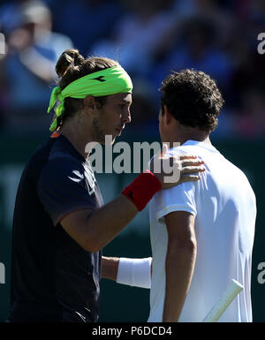 La Slovacchia è LUKAS LACKO scuote le mani con l'Italia Marco Cecchinato dopo la partita durante il giorno sei di natura internazionale della valle in Devonshire Park, Eastbourne. Foto Stock