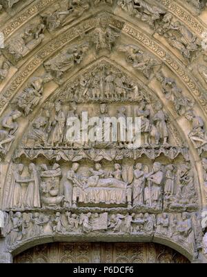 LEON. CATEDRAL. FACHADA principali. DETALLE TIMPANO laterale. ARTE gotico. Foto Stock