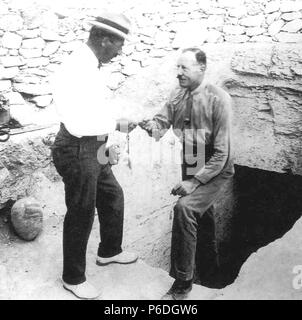 Deutsch: Signore Carnavon auf den Stufen zum Grab Tutanchamun und Howard Carter (links) Howard Carter & Arthur macis, 104 Abbildungen nach photographischen Aufnahmen von Harry Burton (1879-1940) . 1922 53 Howard Carter und Lord Carnarvon 1922 Foto Stock