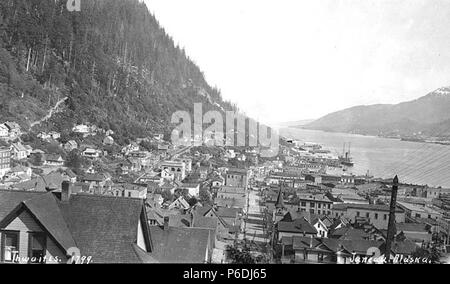 . Inglese: Juneau, Bird's-eye , ca. 1912 . Inglese: didascalia sull'immagine: Juneau in Alaska, PH Coll 247.430 situato sulla terraferma di sud-est Alaska Juneau è stato costruito nel cuore del passaggio interno lungo il canale Gastineau. La zona era un fish camp per gli indigeni Tlingit indiani. Nel 1880, quasi 20 anni prima dell'oro precipita il Klondike e nome, Joe Juneau e Richard Harris era stato portato a Gold Creek da Chief Kowee della tribù Auk. Essi hanno trovato madre depositi di lode a monte, puntato le loro rivendicazioni di data mining e sviluppato un 160 acri città incorporati hanno chiamato Harrisburg, che brou Foto Stock