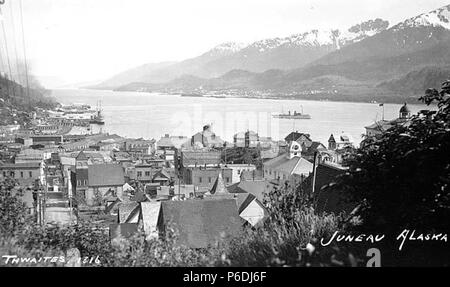 . Inglese: Juneau, uccelli-eye, ca. 1912 . Inglese: didascalia sull'immagine: Juneau in Alaska, PH Coll 247.434 situato sulla terraferma di sud-est Alaska Juneau è stato costruito nel cuore del passaggio interno lungo il canale Gastineau. La zona era un fish camp per gli indigeni Tlingit indiani. Nel 1880, quasi 20 anni prima dell'oro precipita il Klondike e nome, Joe Juneau e Richard Harris era stato portato a Gold Creek da Chief Kowee della tribù Auk. Essi hanno trovato madre depositi di lode a monte, puntato le loro rivendicazioni di data mining e sviluppato un 160 acri città incorporati hanno chiamato Harrisburg, che brough Foto Stock