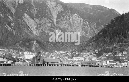 . Inglese: Juneau dall'acqua, ca. 1912 . Inglese: didascalia sull'immagine: Juneau in Alaska, PH Coll 247.488 situato sulla terraferma di sud-est Alaska Juneau è stato costruito nel cuore del passaggio interno lungo il canale Gastineau. La zona era un fish camp per gli indigeni Tlingit indiani. Nel 1880, quasi 20 anni prima dell'oro precipita il Klondike e nome, Joe Juneau e Richard Harris era stato portato a Gold Creek da Chief Kowee della tribù Auk. Essi hanno trovato madre depositi di lode a monte, puntato le loro rivendicazioni di data mining e sviluppato un 160 acri città incorporati hanno chiamato Harrisburg, che ha portato Foto Stock