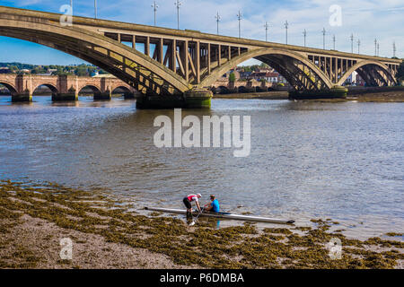 Set di kayaker off sul fiume Tweed, con Royal Tweed Bridge e Berwick ponte in background Foto Stock