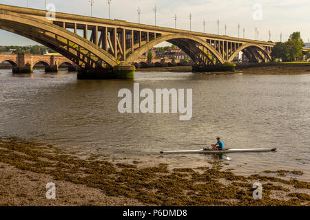 Set di kayaker off sul fiume Tweed, con Royal Tweed Bridge e Berwick ponte in background Foto Stock