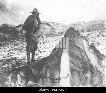 . Inglese: P. V. Cesare con attrezzatura per le Escursioni sul Ghiacciaio Bianco, pendio ovest del monte Rainier, luglio 22, 1910 . Inglese: didascalia in album: 7-22-10 cono di ghiaccio, Ghiacciaio bianco, P. V. Caesar si trova ora in Mount Rainier National Park che è stato istituito nel 1899. PH Coll 35.391 soggetti (LCTGM): alpinismo--Washington (stato); ghiacciai--Washington (stato); montagne--Washington (stato) soggetti (LCSH): alpinisti--Washington (stato); Cesare, P. V.; Bianco Ghiacciaio (Washington); Rainier, Mount (Washington) . 1910 66 P V Cesare con attrezzatura per le Escursioni sul Ghiacciaio Bianco, pendio ovest del monte Rainier, luglio 22, 191 Foto Stock