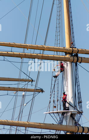 Glasgow, Scotland, Regno Unito. Il 29 giugno, 2018. Due uomini che indossano cavi di sicurezza effettuare la manutenzione di routine su Tall Ship Glenlee, un vittoriano ristrutturato nave a vela ormeggiata in modo permanente adiacente al Riverside Museum. Credito: Berretto Alamy/Live News Foto Stock