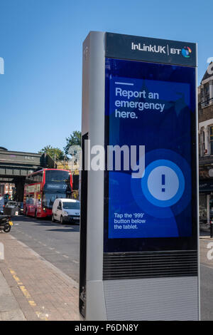 Earlsfield, Londra, Regno Unito. Il 29 giugno 2018. Un nuovo chiosco InLinkUK in Earlsfield, Londra - uno dei 1.000 publifon sostituzioni in tutto il Regno Unito. Queste stazioni InLink fornirà ultra veloce wifi, la ricarica del dispositivo e i servizi telefonici. Credito: Milton Cogheil/Alamy Live News Foto Stock