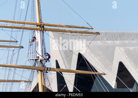 Glasgow, Scotland, Regno Unito. Il 29 giugno, 2018. Due uomini che indossano cavi di sicurezza effettuare la manutenzione di routine su Tall Ship Glenlee, un vittoriano ristrutturato nave a vela ormeggiata in modo permanente adiacente al Riverside Museum. Credito: Berretto Alamy/Live News Foto Stock