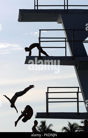 Ft. Lauderdale, FL, Stati Uniti d'America. Il 29 giugno, 2018. I subacquei warm up per i loro eventi durante gli Stati Uniti Immersioni Subacquee Zona B campionati a centro acquatico di Fort Lauderdale il Venerdì, 29 giugno 2018. Gli atleti che si sono qualificati da nove membri (Florida, Georgia, Alabama, Carolina del Sud, Mississippi, Louisiana, Arkansas e Oklahoma e Texas) hanno gareggiato per avanzare verso gli USA Diving Campionati Nazionali che si terranno a Atlanta, Ga. Amy Beth Bennett, Sun Sentinel Credito: Sun-Sentinel/ZUMA filo/Alamy Live News Foto Stock