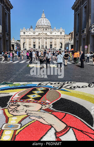 Roma, Italia. 29 Giugno 2018. In occasione della festa di San Pietro e San Paolo, i due santi patroni di Roma, ritorna la storica Infiorata, spettacolare tappeto di fiori che scende in via della conciliazione e verso il Tevere. Roma, Italia, Europa, Unione europea, UE. Credit: Glenstar/Alamy Live News Foto Stock