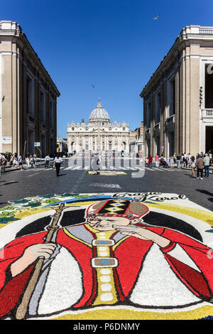 Roma, Italia. In occasione della festa di San Pietro e San Paolo, i due santi patroni di Roma, ritorna la storica Infiorata, spettacolare tappeto di fiori che scende in via della conciliazione e verso il Tevere. Roma, Italia, Europa, Unione europea, UE. Credit: Glenstar/Alamy Live News Foto Stock