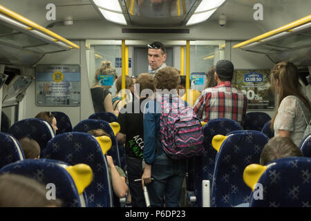 Glasgow, Scotland, Regno Unito. Il 29 giugno, 2018. Un treno ScotRail da Helensburgh centrale per Edinburgh Waverley ha ripartito, sofferenza dopo un guasto ai freni e i problemi con i sistemi elettronici. L'incidente è avvenuto in un tunnel, tra di Glasgow Charing Cross e Queen Street, a circa trimestre passato tre venerdì. Ingegneri arrivati rapidamente per organizzare una soluzione. Un altro treno accoppiato con il disaggregate in treno e spinto a Queen Street a una più lenta del normale velocità. Tutti i passeggeri sono stati detrained tramite le porte posteriori poco dopo 17:00. Iain McGuinness / Alamy Live News Foto Stock