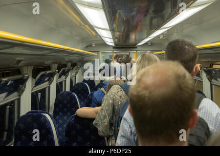 Glasgow, Scotland, Regno Unito. Il 29 giugno, 2018. Un treno ScotRail da Helensburgh centrale per Edinburgh Waverley ha ripartito, sofferenza dopo un guasto ai freni e i problemi con i sistemi elettronici. L'incidente è avvenuto in un tunnel, tra di Glasgow Charing Cross e Queen Street, a circa trimestre passato tre venerdì. Ingegneri arrivati rapidamente per organizzare una soluzione. Un altro treno accoppiato con il disaggregate in treno e spinto a Queen Street a una più lenta del normale velocità. Tutti i passeggeri sono stati detrained tramite le porte posteriori poco dopo 17:00. Iain McGuinness / Alamy Live News Foto Stock