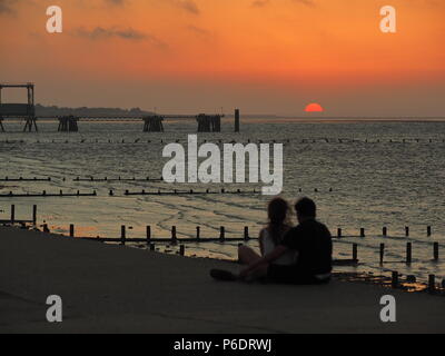 Sheerness, Kent, Regno Unito. Il 29 giugno, 2018. Regno Unito Meteo: il tramonto a Sheerness, Kent. Credito: James Bell/Alamy Live News Foto Stock