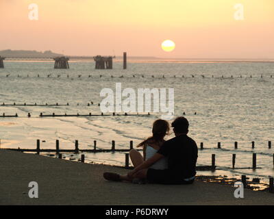 Sheerness, Kent, Regno Unito. Il 29 giugno, 2018. Regno Unito Meteo: il tramonto a Sheerness, Kent. Credito: James Bell/Alamy Live News Foto Stock