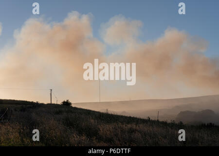 West Pennine Moors , REGNO UNITO, 29 giugno 2018. Soffiatura di fumo da incendi su mori al di sopra di Bolton è soffiata attraverso l'inverno Hill montante di televisione. Foto Stock