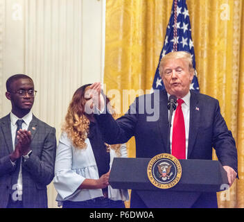 Washington DC, USA, Giugno 29, 2018 USA: presidente Donald Trump J celebra i sei mesi di anniversario del suo taglio fiscale in Oriente camera con sostenitori. Patsy Lynch/Alamy Foto Stock