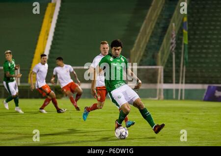 Campinas, Brasile. Il 29 giugno, 2018. Campionato brasiliano al Brinco de Ouro stadium, Campinas/SP, questo venerdì notte (29). Credito: Maycon Soldano/FotoArena/Alamy Live News Foto Stock