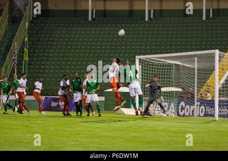 Campinas, Brasile. Il 29 giugno, 2018. Campionato brasiliano al Brinco de Ouro stadium, Campinas/SP, questo venerdì notte (29). Credito: Maycon Soldano/FotoArena/Alamy Live News Foto Stock