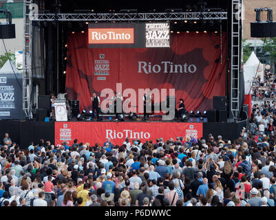 Montreal, Canada. 6/29/2018. Davina e i vagabondi offrono caratteristiche di New Orleans jazz al Montreal International Jazz Festival. Credito: Richard prudhomme/Alamy Live News Foto Stock