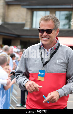 Newport, Regno Unito, 30 giugno 2018. Coppa di Celebrity golf tournament - Celtic Manor di Newport, Wales, Regno Unito - Sabato 30 Giugno - Imprenditore Peter Jones gioca per la squadra Inghilterra soddisfa di ventilatori in pratica la gamma. Foto Steven Maggio / Alamy Live News Foto Stock