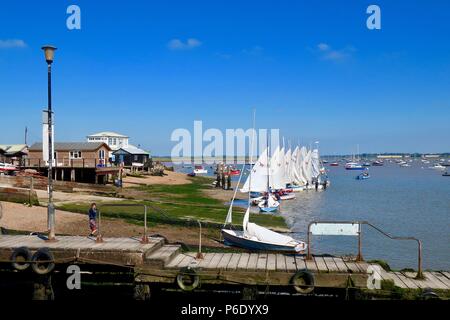 Viandante dinghy gara l'impostazione off su un caldo estivo soleggiato al mattino Felixstowe Ferry Sailing Club in Suffolk. Foto Stock