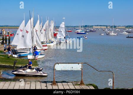 Viandante dinghy gara l'impostazione off su un caldo estivo soleggiato al mattino Felixstowe Ferry Sailing Club in Suffolk. Foto Stock