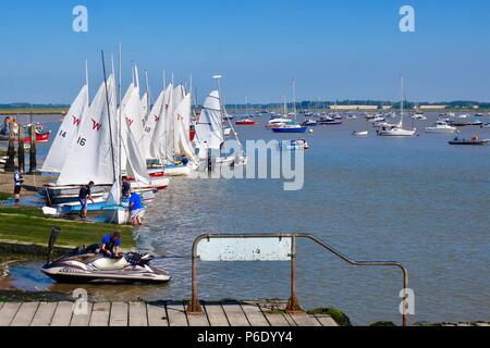 Viandante dinghy gara l'impostazione off su un caldo estivo soleggiato al mattino Felixstowe Ferry Sailing Club in Suffolk. Foto Stock