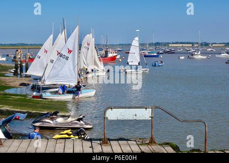 Viandante dinghy gara l'impostazione off su un caldo estivo soleggiato al mattino Felixstowe Ferry Sailing Club in Suffolk. Foto Stock