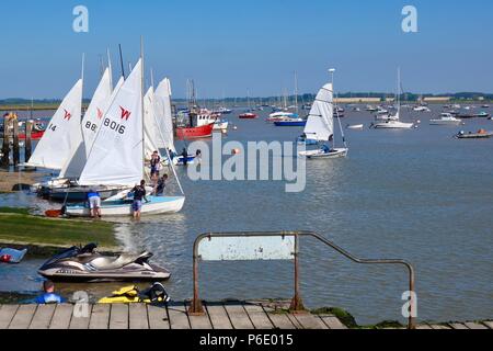 Viandante dinghy gara l'impostazione off su un caldo estivo soleggiato al mattino Felixstowe Ferry Sailing Club in Suffolk. Foto Stock