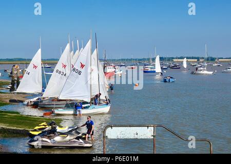 Viandante dinghy gara l'impostazione off su un caldo estivo soleggiato al mattino Felixstowe Ferry Sailing Club in Suffolk. Foto Stock