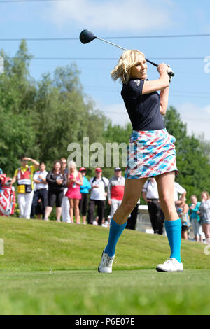 Newport, Regno Unito, 30 giugno 2018. Coppa di Celebrity golf tournament - Celtic Manor di Newport, Wales, Regno Unito - Sabato 30 Giugno - Presenter Jenni Falconer gioca per la squadra Scozia tee off in corrispondenza del primo foro in corrispondenza del Celebrity Golf Cup - Photo Steven Maggio / Alamy Live News Foto Stock