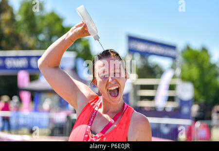 Brighton Regno Unito 30 Giugno 2018 - Il tempo di raffreddarsi dopo la finitura del Cancer Research UK Race per la vita manifestazione svoltasi nel parco Stanmer Brighton . Migliaia di prendere parte all'evento in tutta la Gran Bretagna ogni anno la raccolta di fondi per la ricerca sul cancro UK Credit: Simon Dack/Alamy Live News Foto Stock