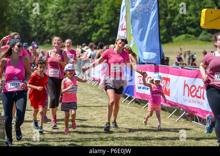 Brighton Regno Unito 30 Giugno 2018 - La gioia per la finitura del Cancer Research UK Race per la vita manifestazione svoltasi nel parco Stanmer Brighton . Migliaia di prendere parte all'evento in tutta la Gran Bretagna ogni anno la raccolta di fondi per la ricerca sul cancro UK Credit: Simon Dack/Alamy Live News Foto Stock