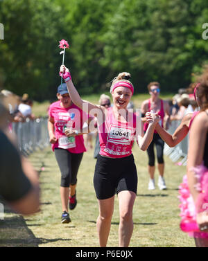 Brighton Regno Unito 30 Giugno 2018 - La gioia per la finitura del Cancer Research UK Race per la vita manifestazione svoltasi nel parco Stanmer Brighton . Migliaia di prendere parte all'evento in tutta la Gran Bretagna ogni anno la raccolta di fondi per la ricerca sul cancro UK Credit: Simon Dack/Alamy Live News Foto Stock