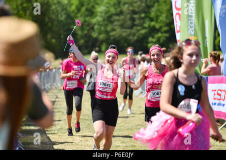 Brighton Regno Unito 30 Giugno 2018 - La gioia per la finitura del Cancer Research UK Race per la vita manifestazione svoltasi nel parco Stanmer Brighton . Migliaia di prendere parte all'evento in tutta la Gran Bretagna ogni anno la raccolta di fondi per la ricerca sul cancro UK Credit: Simon Dack/Alamy Live News Foto Stock