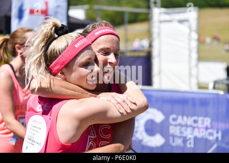 Brighton Regno Unito 30 Giugno 2018 - La gioia per la finitura del Cancer Research UK Race per la vita manifestazione svoltasi nel parco Stanmer Brighton . Migliaia di prendere parte all'evento in tutta la Gran Bretagna ogni anno la raccolta di fondi per la ricerca sul cancro UK Credit: Simon Dack/Alamy Live News Foto Stock