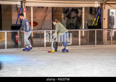 Ballarat, Victoria, Australia, 30 giugno 2018. Ballarat Festival Invernale- Ballarat,Victoria,Australia.Ballarat Pop up pista di pattinaggio sul ghiaccio. Credito: Brett keating/Alamy Live News Foto Stock