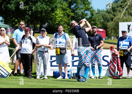 Newport, Regno Unito, 30 giugno 2018. Coppa di Celebrity golf tournament - Celtic Manor di Newport, Wales, Regno Unito - Sabato 30 Giugno - giocatore di rugby Max Evans gioca per la squadra Scozia tees off on in corrispondenza del foro 6 in corrispondenza del Celebrity Cup - Foto Steven Maggio / Alamy Live News Foto Stock