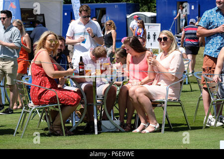 Newport, Regno Unito, 30 giugno 2018. Coppa di Celebrity golf tournament - Celtic Manor di Newport, Wales, Regno Unito - Sabato 30 Giugno - Gli amanti del golf potranno godersi il sole e il caldo accanto al nono foro al Celebrity Golf Cup - Photo Steven Maggio / Alamy Live News Foto Stock