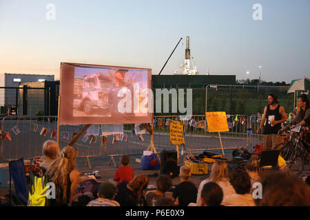 Preston, Lancashire, Regno Unito. Il 28 giugno, 2018. Anti-Fracking manifestanti, al di fuori della società del gas ''Cuadrilla's" sito Frack raccogliere, come le tenebre cade, a guardare un inspirational Film Anti-Frack ''l'effetto di Bentley'' durante la loro protesta blocco finalizzate alla chiusura di don Fracking operazioni per 48 ore.''rivendicare il potere'' un REGNO UNITO basato Azioni dirette gruppo scontri di natura sociale e ambientale e di giustizia economica, insieme con gli enti locali Anti-Fracking manifestanti arrestare il Shale Gas Company ''Cuadrilla's" Fracking operazioni per un intero 48 ore dal 28 al 30 giugno 2018. La perforazione è stata disrupte Foto Stock